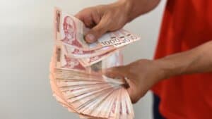 Serbian President Vučić Announces Average December Salary Exceeded 1,000 Euros