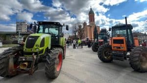 Farmers Block Roads Across Serbia Demanding Negotiations
