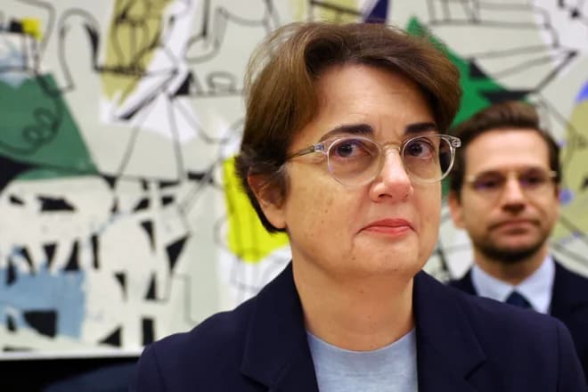 Odstopila je direktorica Louvra Laurence des Cars