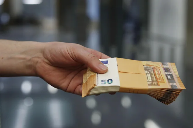 Slovenian Labor Inspectorate Investigates Winter Bonus Violations