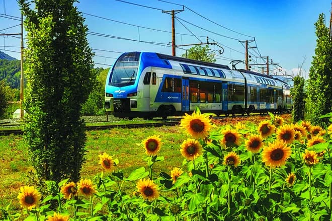 Pogled skozi okno vlaka v sončno prihodnost