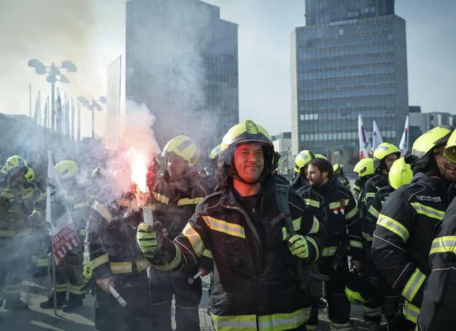 Slovenian Police and Firefighters Consider Strike Over Collective Agreements