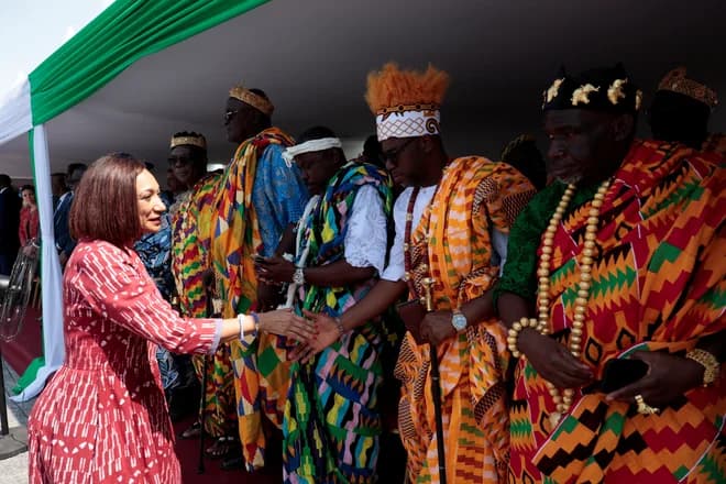 Francija Slonokoščeni obali vrnila ukraden artefakt