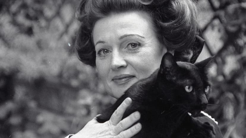 
                                                                                                                    A la escritora Muriel Spark le pasaban “cosas raras”; a sus personajes, también
                                                                                                                