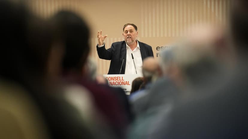 Spanish Political Figures Sánchez and Montero in Photo Op