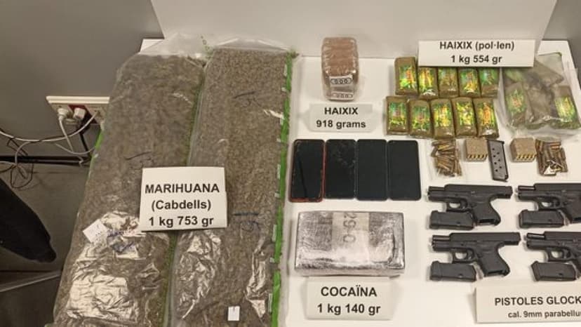 Police dismantle drug dealing flat in Sant Adrià de Besòs, seize drugs and weapons