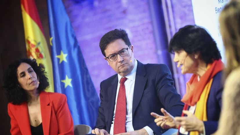 
                                                                                     El Gobierno descarta intervenir y niega que EE.UU. use la base de Rota para atacar Irán
                                                                                 