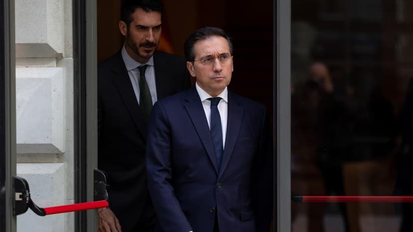 
             Albares espera que hoy puedan salir los primeros españoles atrapados en Oriente Medio
         