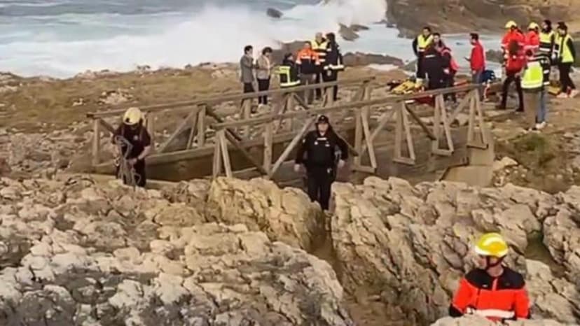 Search resumes for missing person after pedestrian bridge collapse kills 5