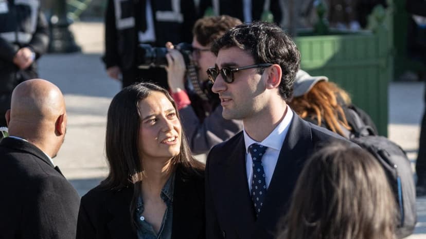 
                                                                                                                                         Victoria Federica y Jorge Navalpotro confirman su noviazgo en la Semana de la Moda de París
                                                                                                                                     