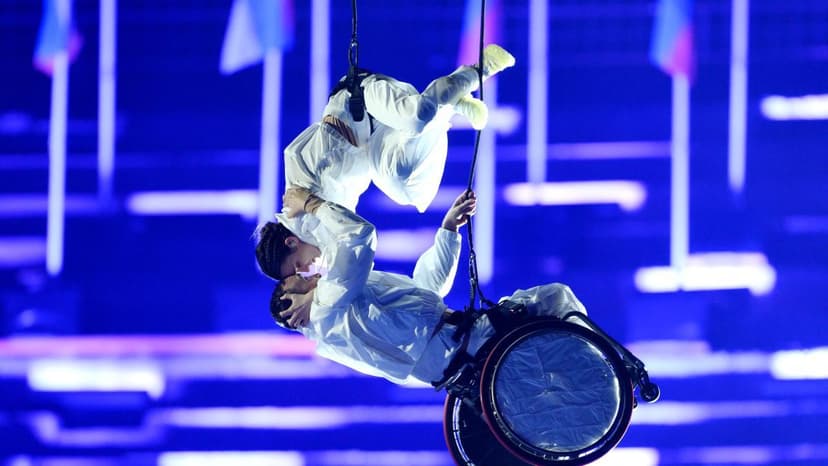 Lights in Verona, Alejandro Sanz's Voice, the Clamor of La Paz, and More Images of the Day.