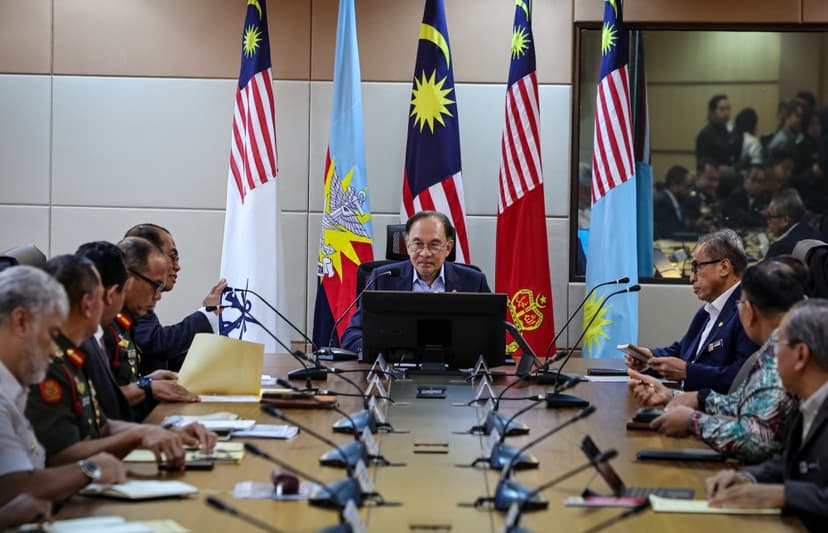 Malaysian PM Anwar Ibrahim Holds Closed-Door Security Talks with Military Leadership