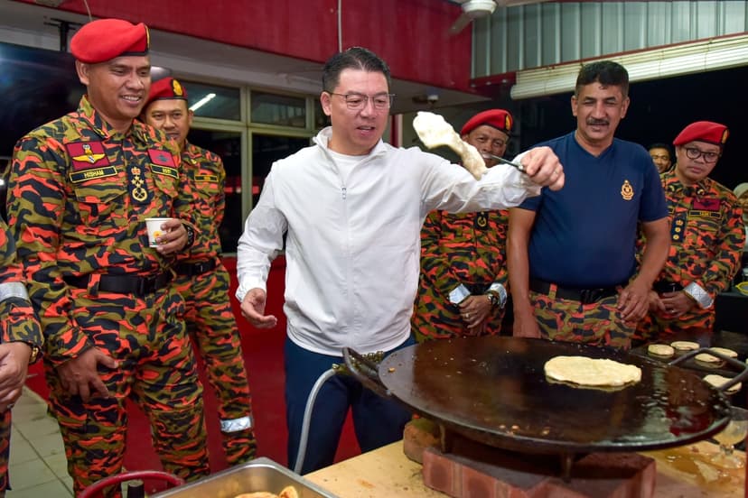 Nga Kor Ming rolls up sleeves to prepare ‘sahur’ for firefighters, honours JBPM’s sacrifice