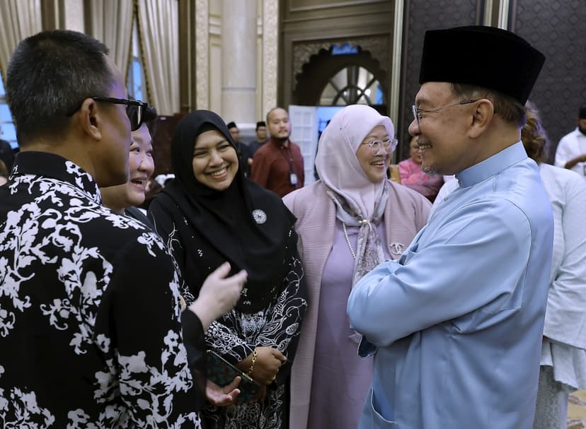 Anwar presents aid to 10 media practitioners, youths in Tasik Biru rescue