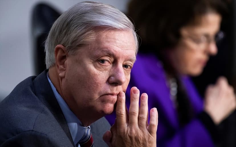 Axios: Ο Λίντσεϊ Γκράχαμ ανησυχεί ότι οι σύμβουλοι του Τραμπ μπλοκάρουν το πλήγμα στο Ιράν