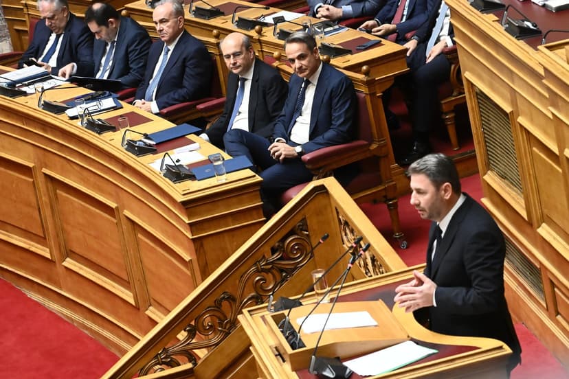 Mitsotakis – Androulakis face-off in Parliament on energy security