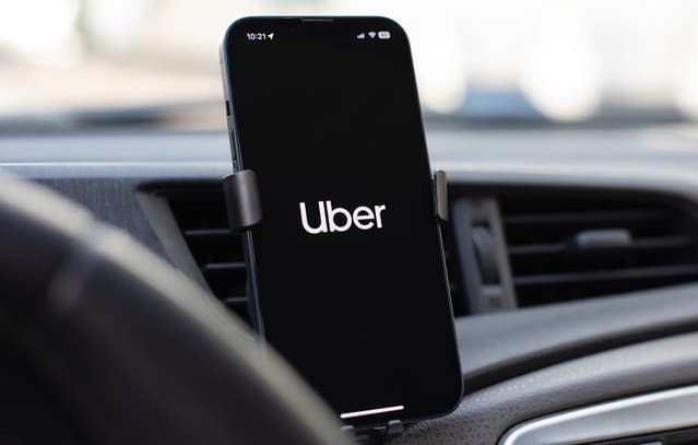 Uber's Economic Contribution to Greece After 10 Years