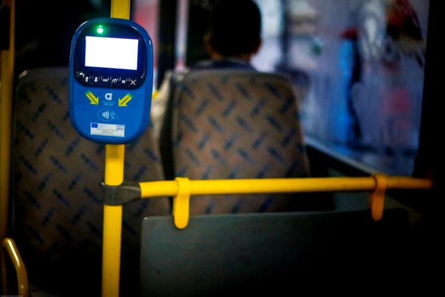 Man stabs passenger with pen on Glyfada bus, found with knife