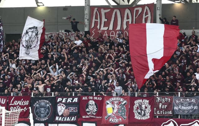 ΑΕΛ: Συνελήφθη οπαδός που πέταξε σακούλα με παγάκια και ξηρούς καρπούς στον διαιτητή