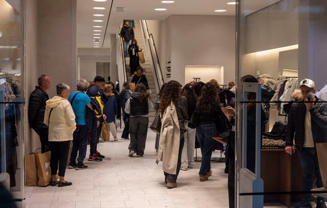 Greeks remain most pessimistic consumers in EU despite slight improvement