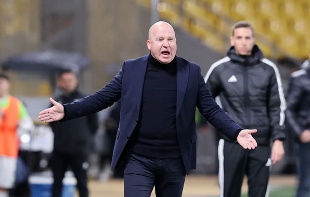 AEK Dominates Levadiakos 4-0, Nikolić Regrets Lack of Fans