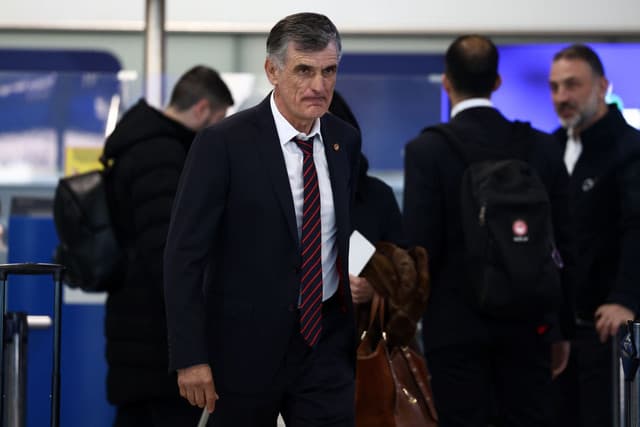 Olympiacos Football Team Receives Enthusiastic Welcome in Germany