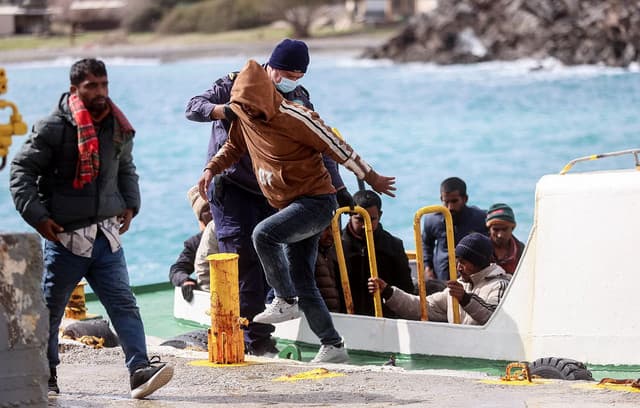 Woman's Body Recovered from Migrant Shipwreck off Heraklion, Death Toll Rises to Six