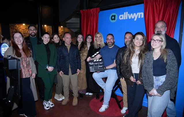 Which famous guests attended the party foyer of the Piraeus 131 theater