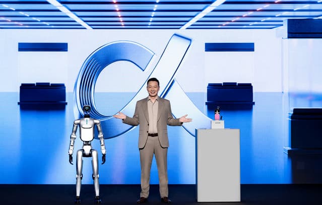 Humanoid Robot Impresses with Moonwalk and Backflip at MWC