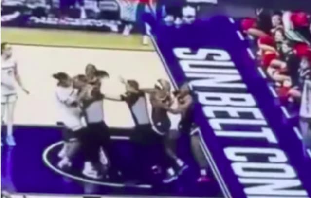 Women's Basketball: Wood was thrown in the USA, the referee was knocked out, 8 players were ejected