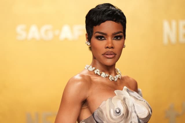 H Τeyana Taylor έδειξε πως ένα οικονομικό lip oil μπορεί να σταθεί επάξια στο κόκκινο χαλί