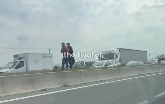 Truck Catches Fire on Thessaloniki-Serres National Road, Causing Traffic Chaos