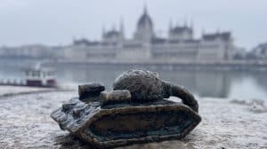 Guerrilla Sculptor Places 'Freedom' Symbols in Budapest