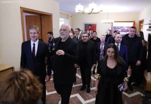 Molotovët mbi vilën e diktatorit si zhvendosje e zemërimit dhe si përsëritje e traumës