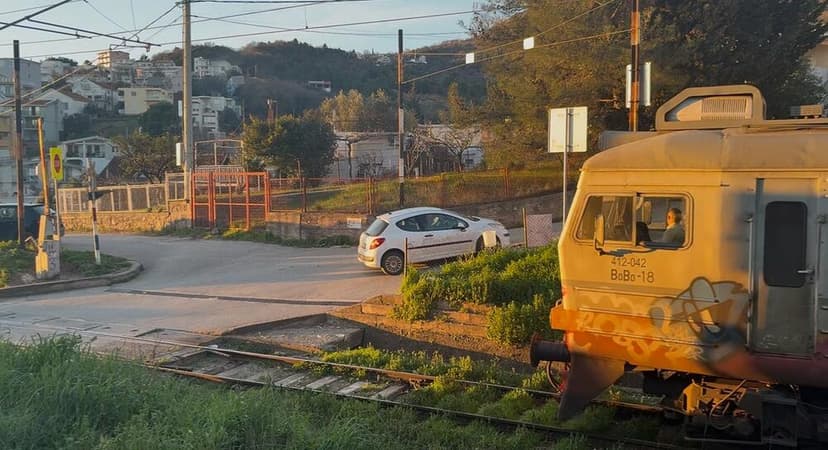 Malfunctioning Railway Crossing in Montenegro Poses Safety Risk