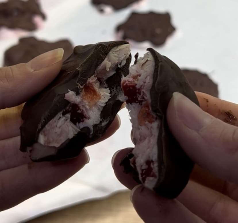 Smrznute jagode sa grčkim jogurtom i čokoladom