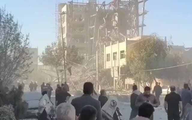 Israelul a distrus clădirea unde se adunaseră înalți clerici iranieni pentru alegerea noului lider suprem