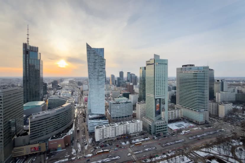 Hungarian Economy Struggles to Grow in 2025, Polish Economy Outperforms