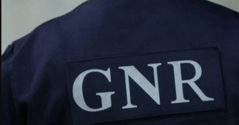 GNR Officer Seriously Injured After Falling from Roof in Leiria