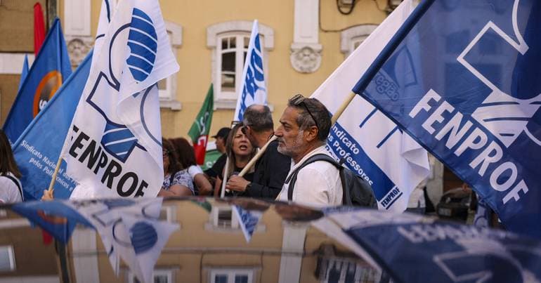 Portuguese Teacher Unions Seek Career Guarantees for Unqualified Teachers