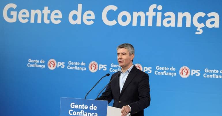 PS Leader Carneiro Criticizes Government, Calls AD's Situation 'Picturesque'