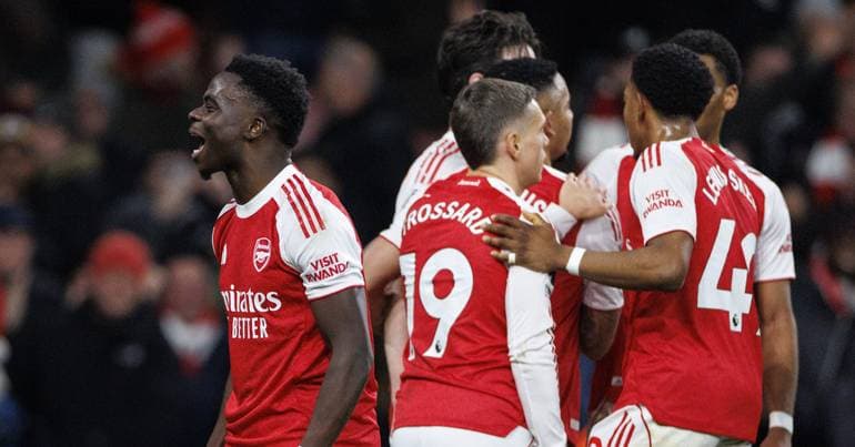 Arsenal wins and extends lead over Manchester City