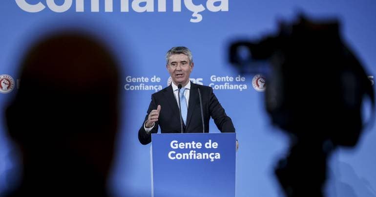 Carneiro Announces Re-candidacy for PS Leadership in Portugal