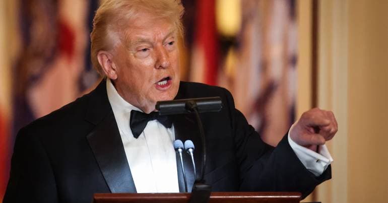 Trump diz que vai enviar navio-hospital para a Gronelândia