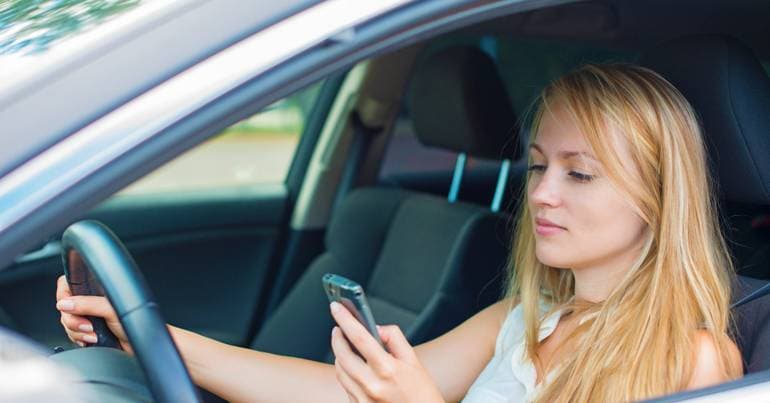 Campaign warns against mobile phone use while driving in Portugal