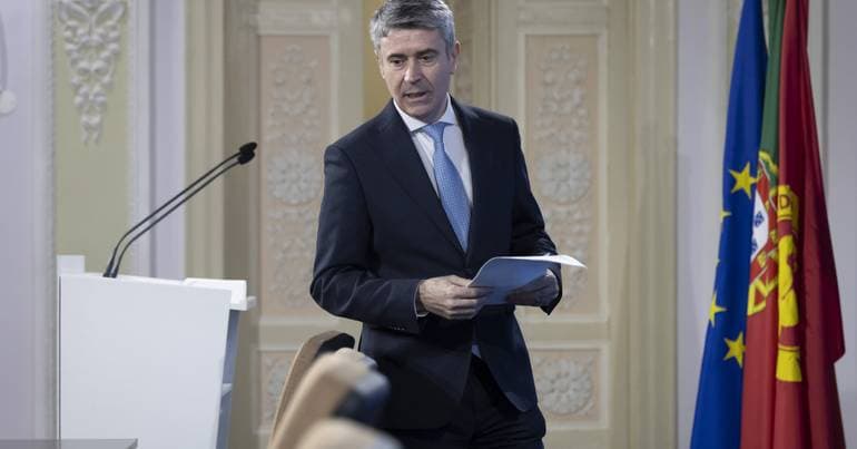 Carneiro prepara congresso mais pequeno