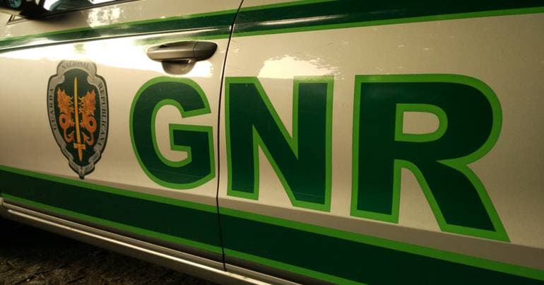 GNR Arrests 10 Men and Seizes 4,450 Doses of Drugs in Portugal