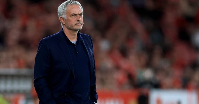 Águia visita galo depois da eliminação europeia