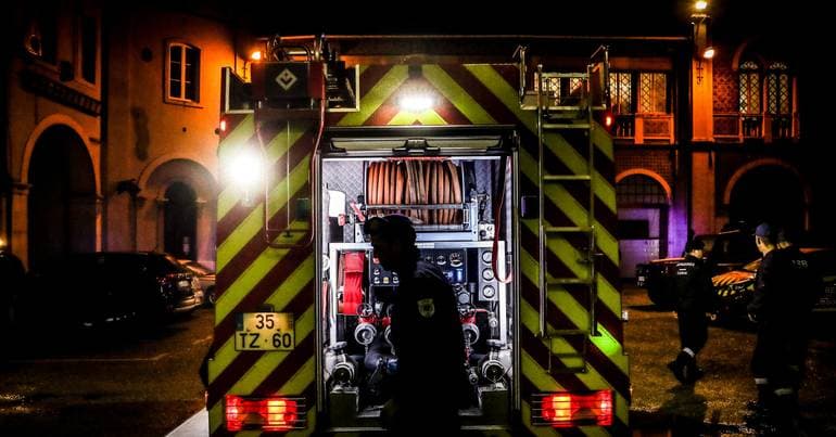 Car Fire Destroys Three Vehicles in Ajuda, Portugal