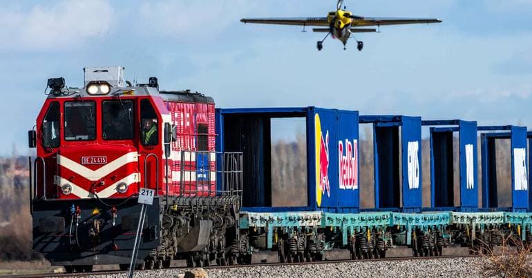 Avião aterra em comboio a 90 km/h após treinar num Rimac